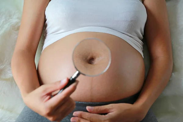 Mulher Grávida Sentada Sofá Com Lupa Barriga — Fotografia de Stock