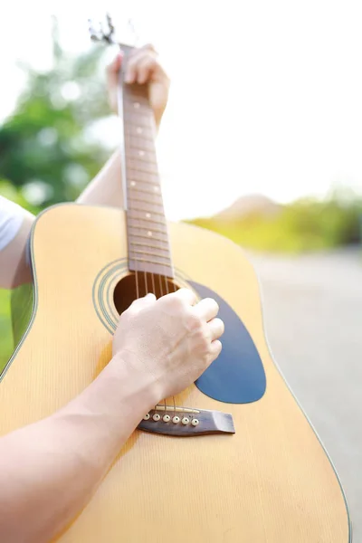 Gitar Çalan Şarkıyı Çalmaya Doğada — Stok fotoğraf