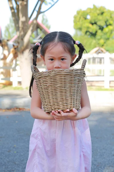 Entzückende Kleine Asiatische Mädchen Mit Einem Korb Freien Den Höfen — Stockfoto