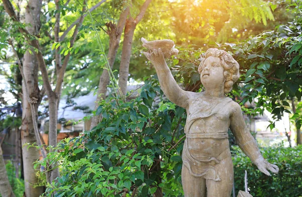 ヨーロッパ様式の装飾のための庭の赤ん坊像 — ストック写真