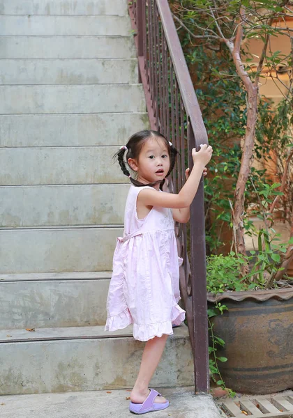 Menina Bonito Pequeno Andar Trilhos Escada Pigtail Menina Olhando Para — Fotografia de Stock