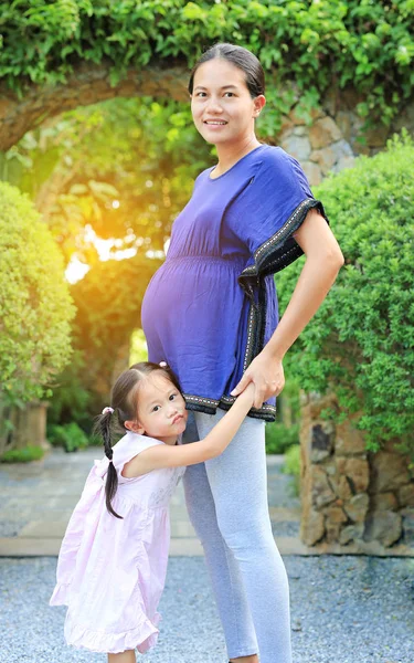 Menina Bonito Abraçando Sua Mãe Grávida Jardim — Fotografia de Stock