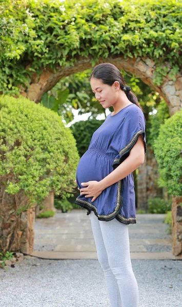 Όμορφη Έγκυος Γυναίκα Κράτημα Και Ψάχνει Την Κοιλιά Της Στον — Φωτογραφία Αρχείου