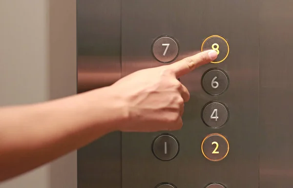 Pekfingret Trycka Åttonde Våningen Hissen — Stockfoto