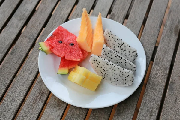 Frutas Rodajas Cerca Plato Blanco Sobre Mesa Madera — Foto de Stock