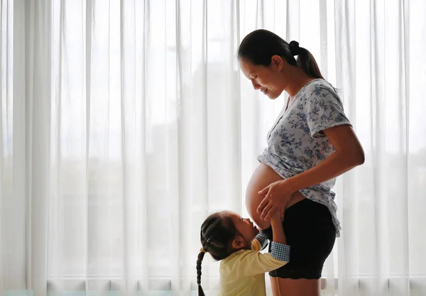 Zwangere Aziatische Vrouw Stond Buurt Van Venster Thuis Met Haar — Stockfoto