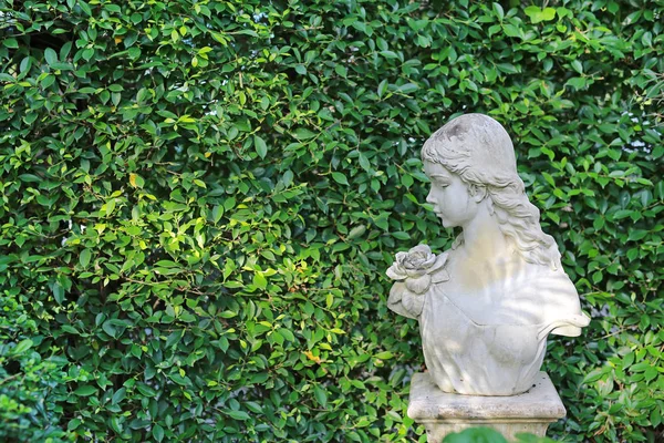 Frauenstatue Garten Mit Kopierraum — Stockfoto