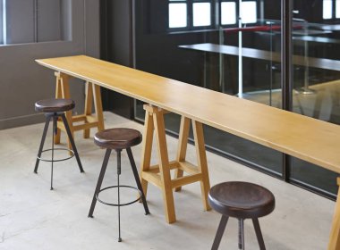 Modern masa ve sandalye kütüphanede