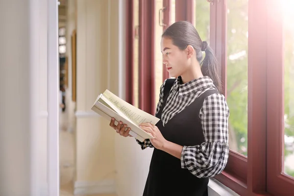 Joven Mujer Asiática Leyendo Libro Biblioteca — Foto de Stock