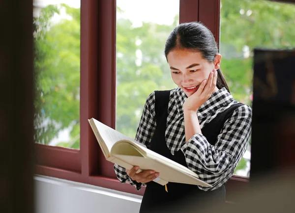 Joven Mujer Asiática Leyendo Libro Biblioteca — Foto de Stock