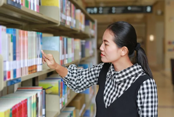 Joven Mujer Asiática Investigando Estantería Biblioteca — Foto de Stock