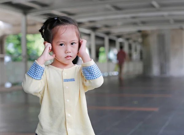 Słodkie Dziecko Dziewczynka Zamykanie Jej Uszy Trzymając Ręce Obejmuje Uszy — Zdjęcie stockowe