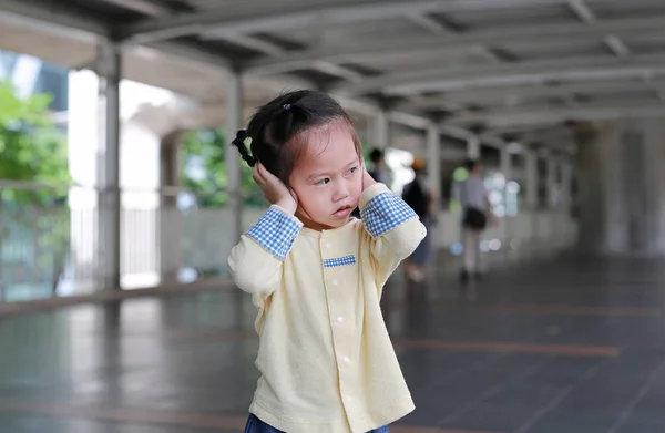 可爱的小女孩关闭她的耳朵 握住她的手捂着耳朵不听 — 图库照片