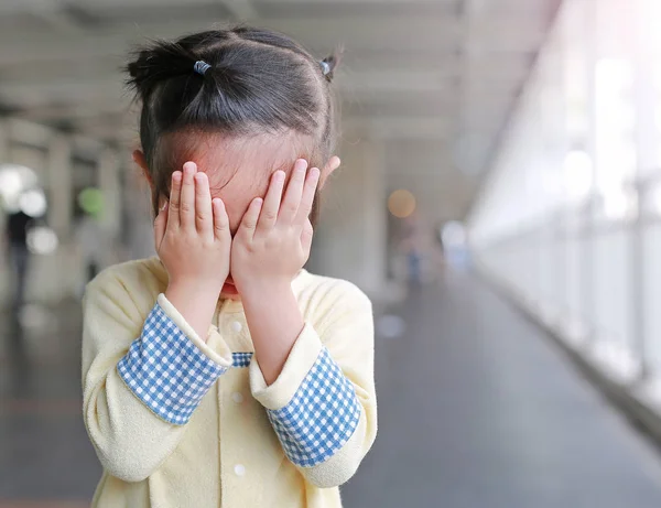 Asiatico Bambina Coprire Suo Viso Con Sue Mani — Foto Stock