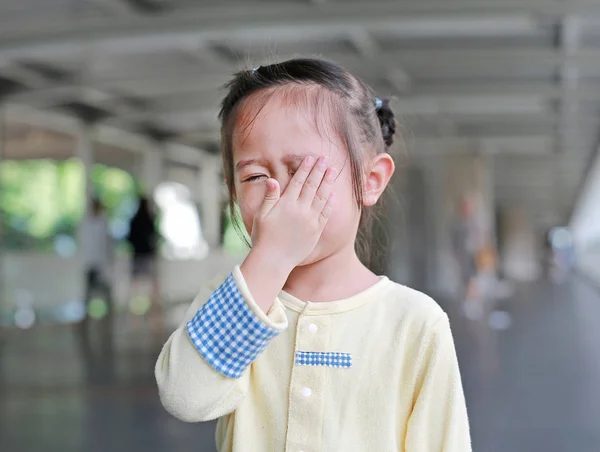 Asiatiska Liten Flicka Täcka Ögat Med Sin Hand — Stockfoto