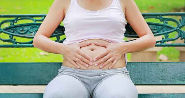 Mulheres Grávidas Sentadas Jardim — Fotografia de Stock