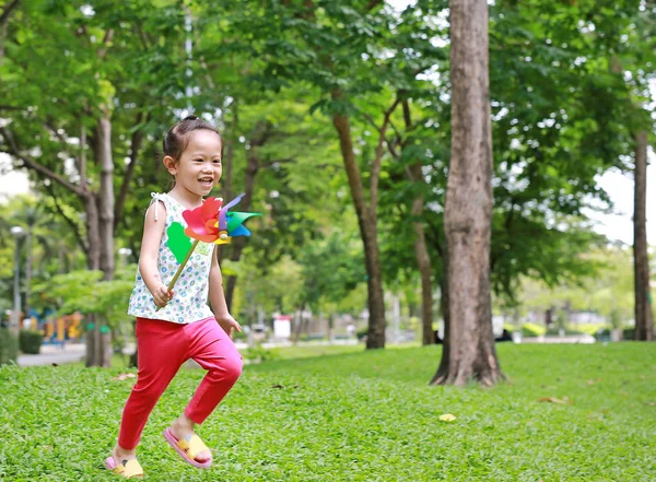 Glückliches Asiatisches Kindermädchen Mit Windrad Garten — Stockfoto