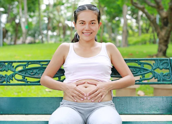 Gelukkig Zwangere Vrouwen Zitten Tuin — Stockfoto