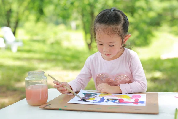 Porträt Eines Süßen Asiatischen Mädchens Das Einem Tisch Einem Sommergarten — Stockfoto