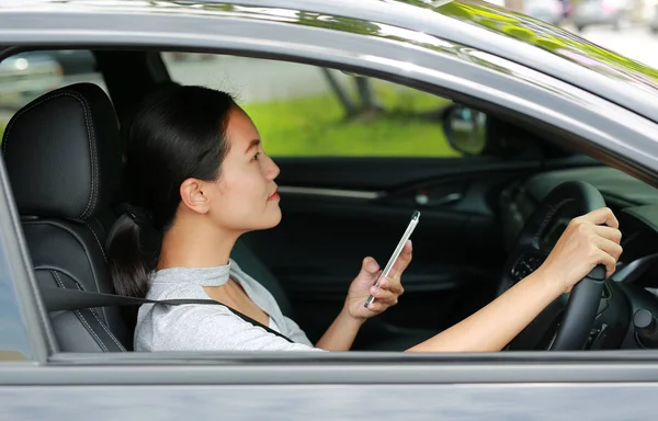 Sürüş Sırasında Akıllı Telefon Kullanan Güzel Kadın — Stok fotoğraf