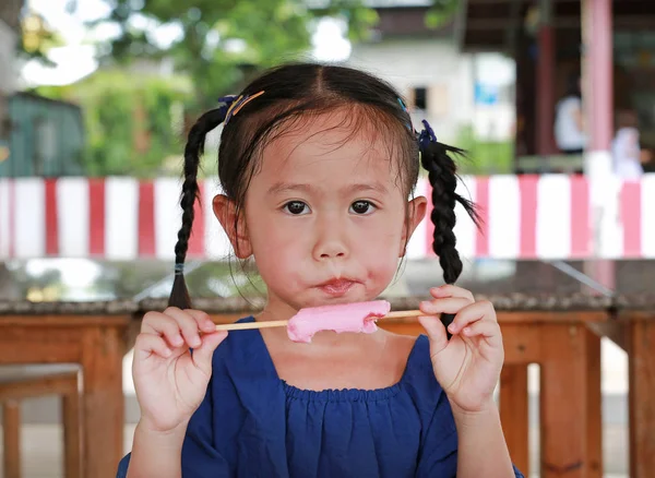 Cute Little Girl Mother Feeding Sheep Grass — Stock Photo, Image