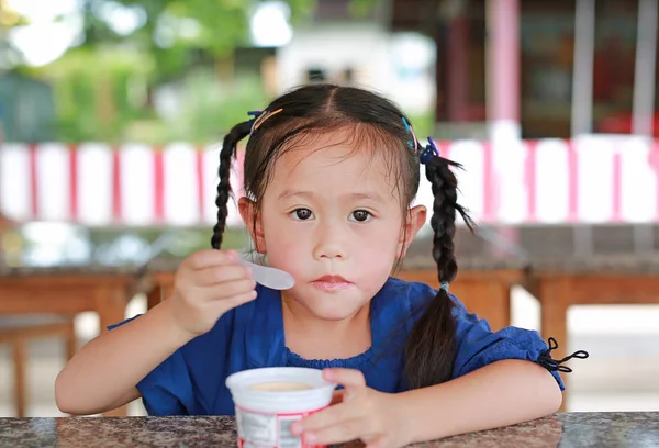 Azjatycki Dziewczynka Jedzenie Lodów Pucharze Patrząc Kamery — Zdjęcie stockowe