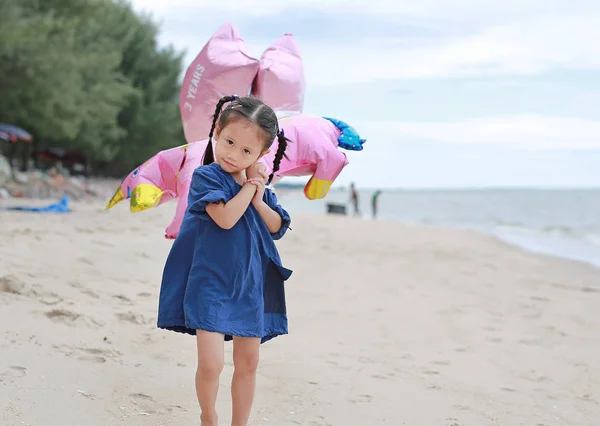 Bezaubernde Asiatische Mädchen Spielen Luftballons Strand — Stockfoto