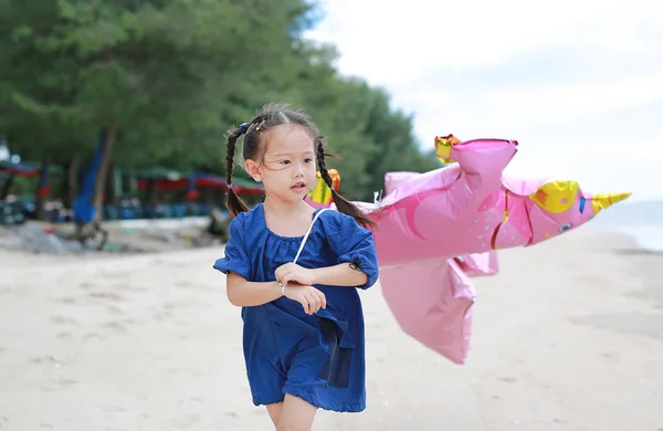 Adorable Asian Girl Playing Balloons Beach — Stock Photo, Image