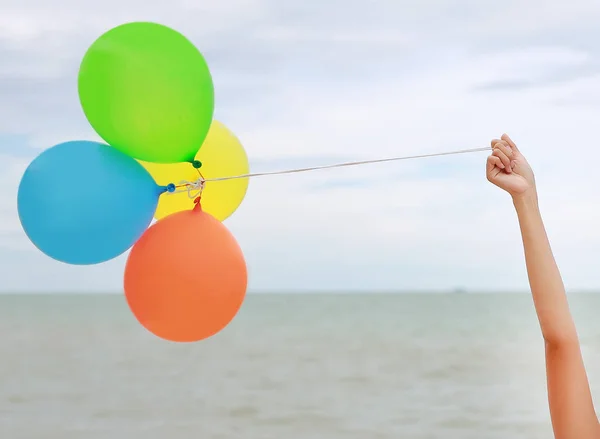 Mano Niña Sosteniendo Globos Colores Playa Feliz Fiesta Cumpleaños — Foto de Stock