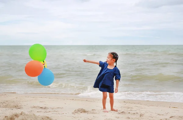 Retrato Niña Asiática Jugando Con Globos Colores Playa — Foto de Stock