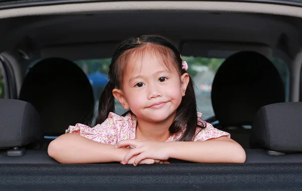 Petit Sourire Enfant Asiatique Regardant Caméra Porte Hayon Voiture — Photo