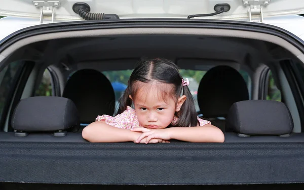 Petit Visage Drôle Asiatique Enfant Regardant Caméra Fenêtre Voiture — Photo