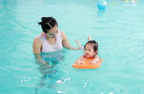 Glückliche Familie Der Mutter Unterrichtet Kind Schwimmbad — Stockfoto