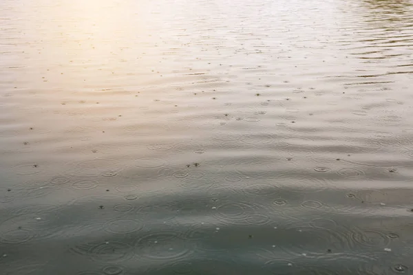 Gotas Chuva Superfície Água Lago Com Reflexão Raios Sol — Fotografia de Stock