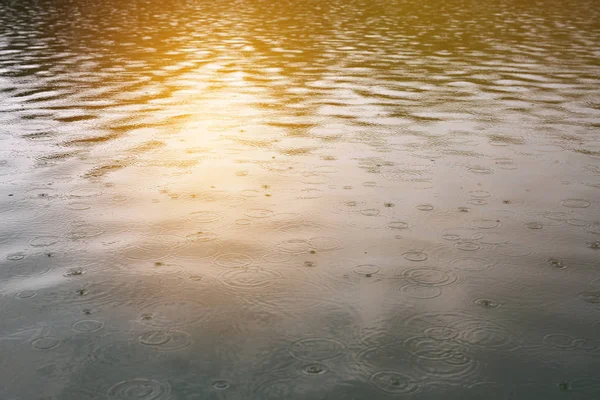 Dešťové Kapky Povrchu Vody Jezeře Sluneční Paprsky Odráží — Stock fotografie