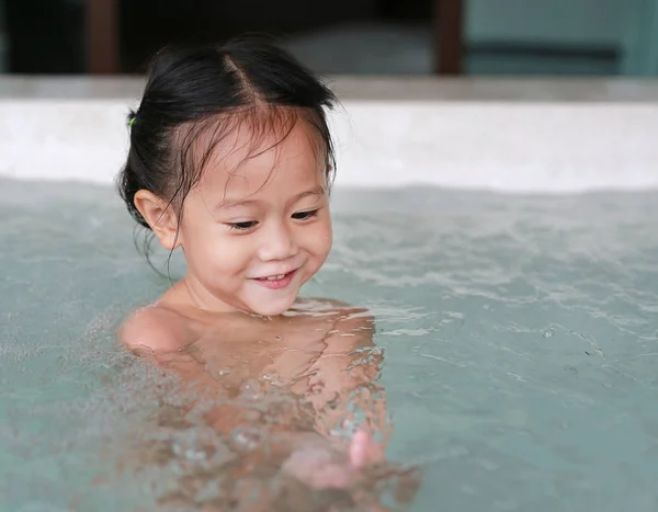 Asiática Niña Jugando Jacuzzi —  Fotos de Stock