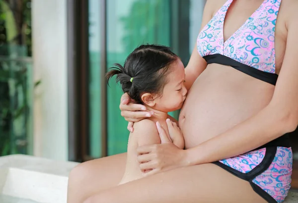 Μικρό Ασιατικό Κορίτσι Φιλί Την Κοιλιά Των Εγκύων Γυναικών Στην — Φωτογραφία Αρχείου
