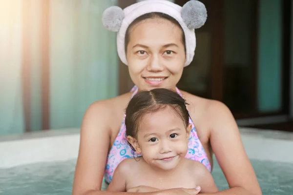 Linda Niña Madre Bañera Hidromasaje —  Fotos de Stock