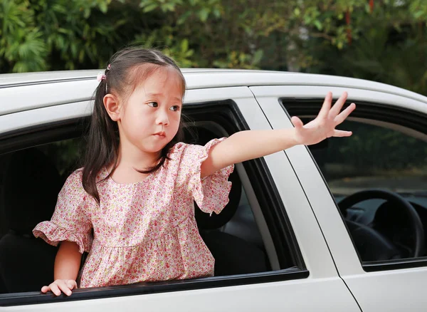 可爱的亚洲女孩在汽车后座挥手告别 — 图库照片
