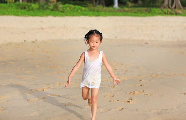 Glückliches Kleines Mädchen Läuft Strand — Stockfoto