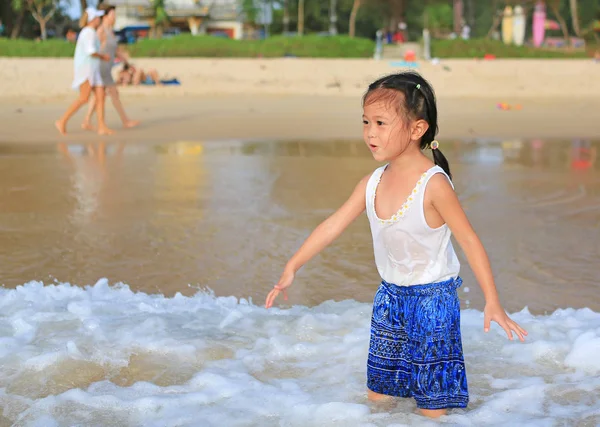 Gadis Asia Kecil Bermain Pantai Yang Cerah Pada Hari Musim — Stok Foto