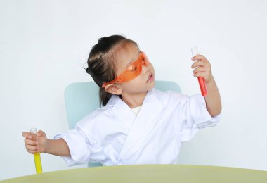 Asyalı çocuk bilim adamı beyaz arka plan üzerinde izole sıvı ile test tüpü tutan tek tip