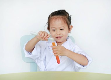 Asyalı çocuk bilim adamı beyaz arka plan üzerinde izole sıvı ile test tüpü tutan tek tip