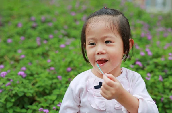 Menina Bonito Gosta Comer Chiclete — Fotografia de Stock