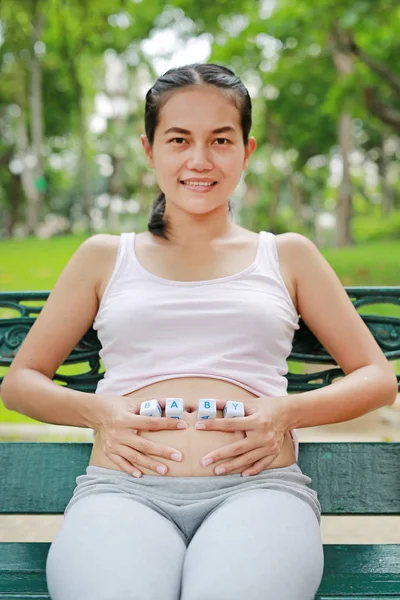 Mulher Segurando Personagem Cúbico Baby Sua Barriga — Fotografia de Stock