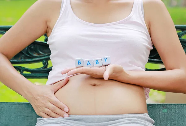 Close Mulher Segurando Personagem Cúbico Baby Sua Barriga — Fotografia de Stock