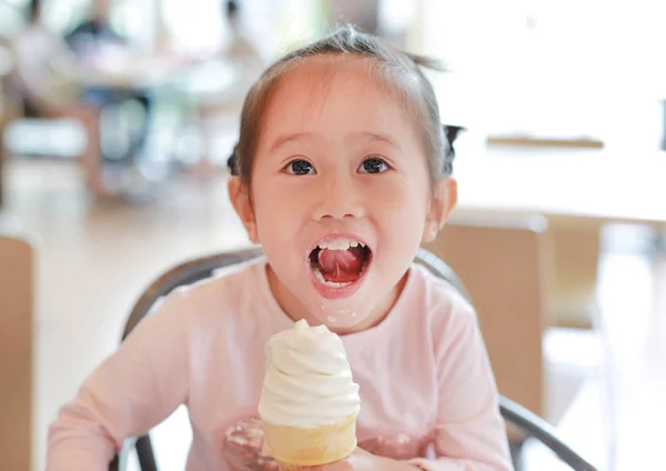 Adorável Menina Comendo Sorvete — Fotografia de Stock