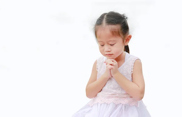 Zamknij Oczy Mała Dziewczynka Azjatyckich Modląc Się Białym Tle Białym — Zdjęcie stockowe