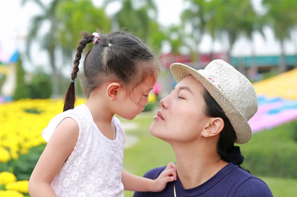 Мать Девочка Целуются Общественном Парке Счастливая Любящая Семья — стоковое фото