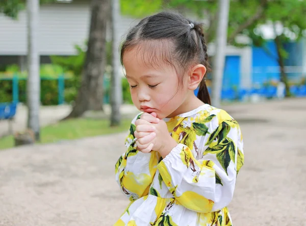 Niedliches Kleines Mädchen Das Freien Betet Spiritualität Und Religionskonzept — Stockfoto
